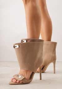 Renee - Brązowe Sandały Typu Botki z Metalicznymi Klamrami Zaehlyss. Zapięcie: klamry. Kolor: brązowy. Materiał: skóra, lakier. Styl: rockowy, wizytowy #2