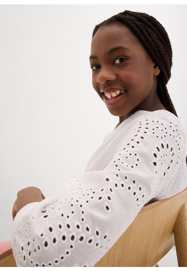 bonprix - Bluzka tunikowa z przewiewnego muślinu. Kolor: biały. Wzór: ażurowy, haft