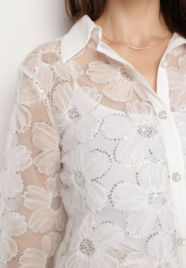 Born2be - Jasnobeżowa Przezroczysta Koszula z Perełkami i Cekinami z Motywem Kwiatów Raviona. Kolor: beżowy. Wzór: kwiaty