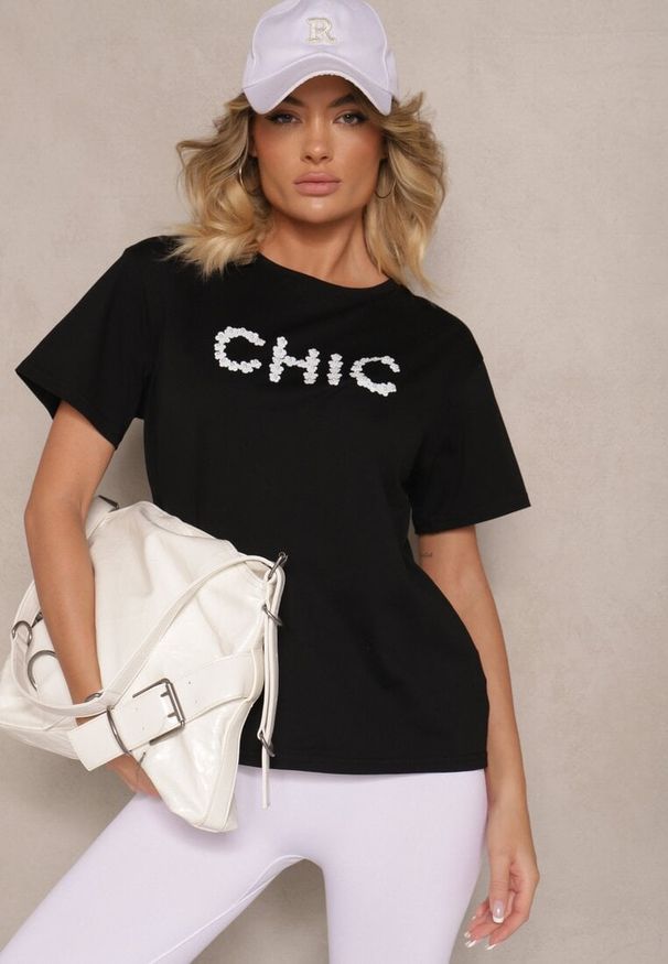 Renee - Czarny T-shirt z Bawełny Ozdobiony Perełkami i Napisem Naloreth. Okazja: na co dzień. Kolor: czarny. Materiał: bawełna. Wzór: napisy, aplikacja. Styl: klasyczny, elegancki, casual