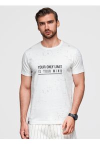 Ombre Clothing - Męski t-shirt z nadrukiem i okrągłym dekoltem – biały V1 - Rozmiar: S. Okazja: na co dzień. Kolor: biały. Materiał: bawełna, materiał, dzianina. Długość rękawa: krótki rękaw. Długość: krótkie. Wzór: nadruk. Styl: casual, sportowy