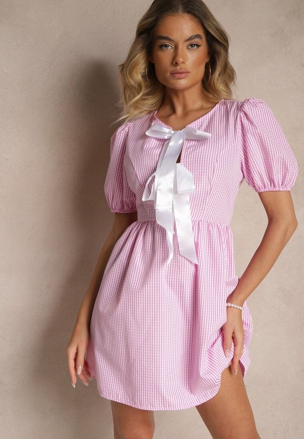 Renee - Różowa Retro Sukienka w Kratkę Vichy o Rozkloszowanym Kroju z Wiązaniem Temarea. Okazja: na co dzień. Kolor: różowy. Materiał: jeans. Wzór: kratka. Typ sukienki: rozkloszowane. Styl: retro