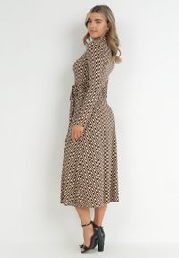 Born2be - Brązowa Sukienka Rozkloszowana Def. Kolor: brązowy. Materiał: dzianina, materiał. Wzór: geometria. Typ sukienki: dopasowane, koszulowe. Styl: klasyczny. Długość: midi #3