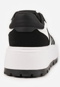 Born2be - Czarno-Białe Sneakersy na Grubej Podeszwie Ozdobione Tłoczeniem i Paskami Fonrith. Okazja: na co dzień. Zapięcie: pasek. Kolor: czarny. Materiał: jeans. Wzór: aplikacja. Obcas: na platformie #7