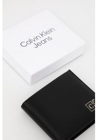 Calvin Klein Jeans Portfel skórzany męski. Kolor: czarny. Materiał: materiał. Wzór: gładki