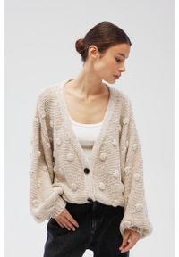 Marsala - Kardigan zapinany na guziki w kolorze LIGHT BEIGE - BUBLE-UNI. Okazja: na co dzień, do pracy. Typ kołnierza: dekolt w serek. Materiał: wełna, poliester, jeans, akryl, poliamid. Wzór: ze splotem. Styl: casual, klasyczny