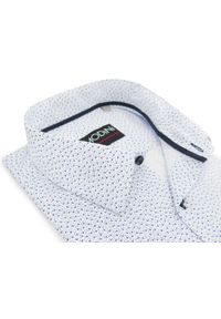 Modini - Biała koszula męska z krótkim rękawem w drobny granatowy wzorek MK29. Kolor: biały, wielokolorowy, niebieski. Materiał: bawełna, poliester, tkanina. Długość rękawa: krótki rękaw. Długość: krótkie. Styl: klasyczny #1