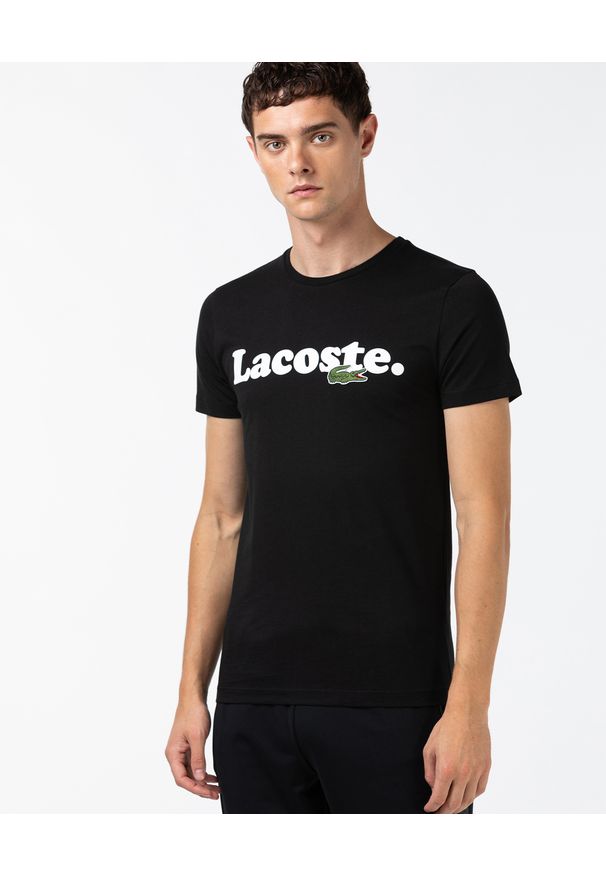 Lacoste - LACOSTE - Czarny t-shirt z nadrukiem logo. Kolor: czarny. Materiał: jeans, bawełna. Wzór: nadruk. Styl: klasyczny, sportowy