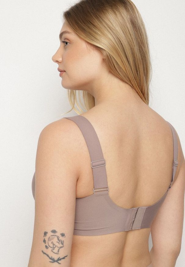 Born2be - Ciemnobeżowy Gładki Biustonosz z Siateczkową Wstawką i Szerokimi Ramiączkami Salandrea. Kolor: beżowy. Rodzaj stanika: wyciągane miseczki. Wzór: gładki