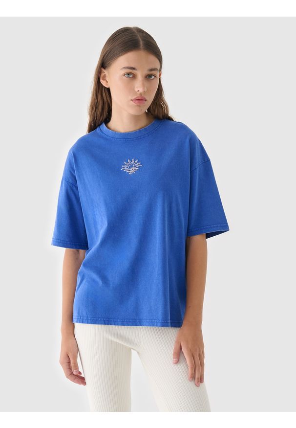 4f - 4F T-shirt oversize z efektem sprania damski - niebieski S. Okazja: na co dzień. Kolor: niebieski. Materiał: bawełna, jersey, dzianina. Długość rękawa: krótki rękaw. Długość: krótkie. Wzór: gładki, haft, ze splotem. Styl: sportowy, klasyczny, casual