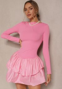 Renee - Różowa Sukienka Longsleeve o Rozkloszowanym Kroju z Falbanką Reline. Okazja: na co dzień. Kolor: różowy. Materiał: skóra. Długość rękawa: długi rękaw. Typ sukienki: proste. Styl: klasyczny, elegancki, casual