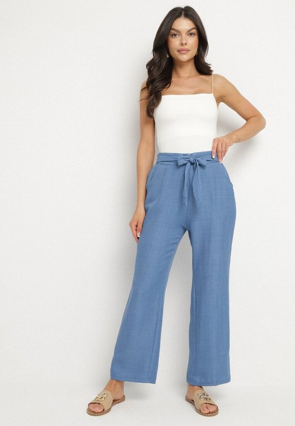 Born2be - Niebieskie Spodnie o Szerokim Kroju z Wiązaniem i Gumką w Pasie Miravenia. Okazja: na co dzień. Kolor: niebieski. Styl: elegancki, casual