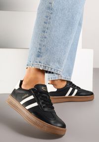 Born2be - Czarno-Białe Sneakersy w Stylu Tenisówek z Paskami na Boku Saliena. Okazja: na co dzień. Zapięcie: pasek. Kolor: czarny. Materiał: jeans, skóra #5