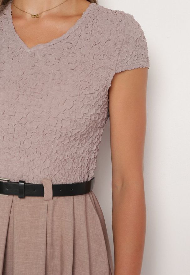 Born2be - Ciemnobeżowa Rozkloszowana Sukienka z Paskiem z Imitacji Skóry Drinna. Typ kołnierza: dekolt w kształcie V. Kolor: beżowy. Materiał: skóra. Długość rękawa: krótki rękaw. Wzór: aplikacja. Styl: elegancki