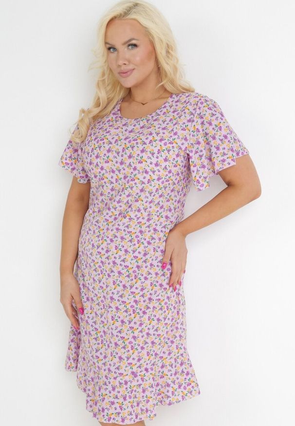 Born2be - Fioletowa Pudełkowa Sukienka w Kwiaty z Falbanką Temrance. Kolor: fioletowy. Wzór: kwiaty