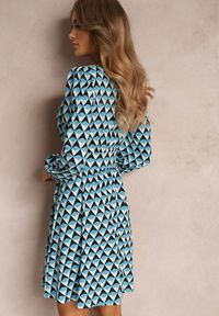 Renee - Niebieska Sukienka Mini w Geometryczny Wzór z Długim Rękawem Ezrie. Kolor: niebieski. Długość rękawa: długi rękaw. Wzór: geometria. Typ sukienki: kopertowe. Długość: mini