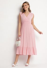 Born2be - Różowa Wiskozowa Sukienka o Kopertowym Kroju z Falbanką Uliria. Kolor: różowy. Materiał: wiskoza. Typ sukienki: kopertowe. Styl: elegancki #3