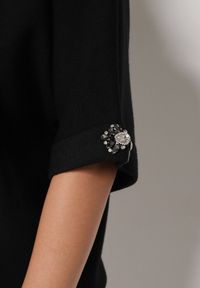 Born2be - Czarny Sweter Ozdobiony na Rękawach Cyrkoniami Aletusa. Okazja: na co dzień. Kolor: czarny. Materiał: jeans. Wzór: aplikacja. Styl: elegancki, casual #3