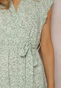 Renee - Zielona Sukienka Ionia. Kolor: zielony. Materiał: materiał. Długość rękawa: krótki rękaw. Wzór: kwiaty, geometria. Typ sukienki: asymetryczne, kopertowe. Długość: midi #2