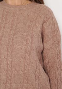 Born2be - Ciemnobeżowy Sweter Ozdobiony Klasycznym Splotem Lacemisa. Kolor: beżowy. Materiał: tkanina, dzianina. Wzór: ze splotem, aplikacja. Styl: klasyczny