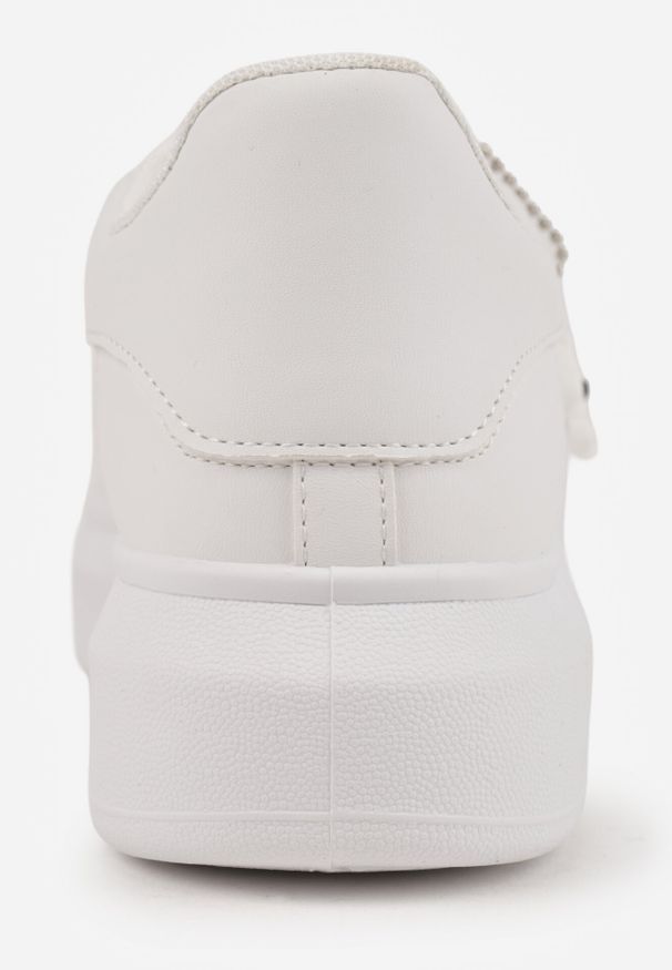 Born2be - Białe Klasyczne Sneakersy z Ozdobną Zawieszką Tenevia. Okazja: na spacer. Nosek buta: okrągły. Zapięcie: sznurówki. Kolor: biały. Materiał: jeans. Sport: turystyka piesza