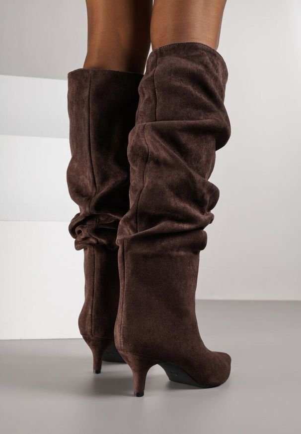 Born2be - Ciemnobrązowe Marszczone Kozaki na Obcasie Typu Kaczuszka Alevitte. Okazja: na co dzień. Zapięcie: bez zapięcia. Kolor: brązowy. Materiał: jeans. Obcas: na obcasie. Styl: casual, elegancki, klasyczny. Wysokość obcasa: średni