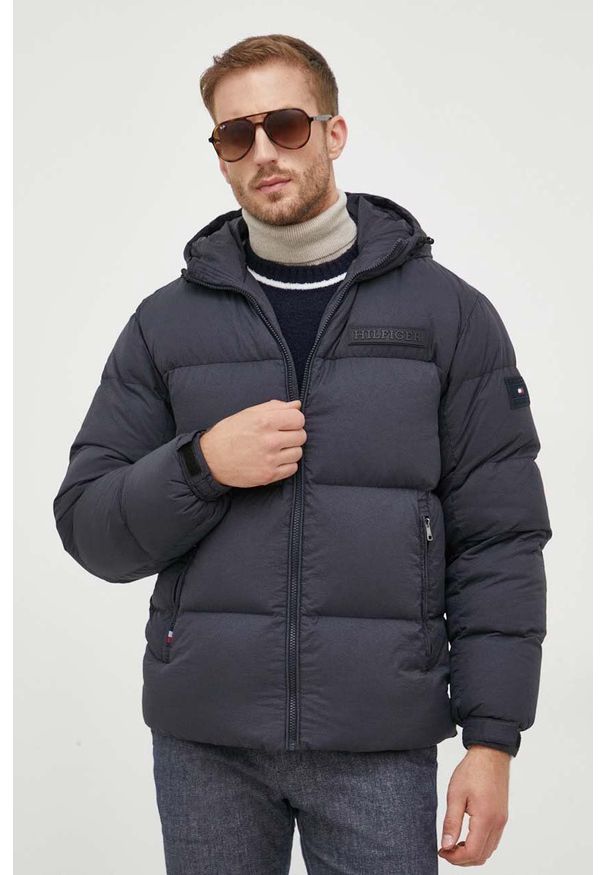 TOMMY HILFIGER - Tommy Hilfiger kurtka puchowa męska kolor granatowy zimowa. Kolor: niebieski. Materiał: puch. Sezon: zima