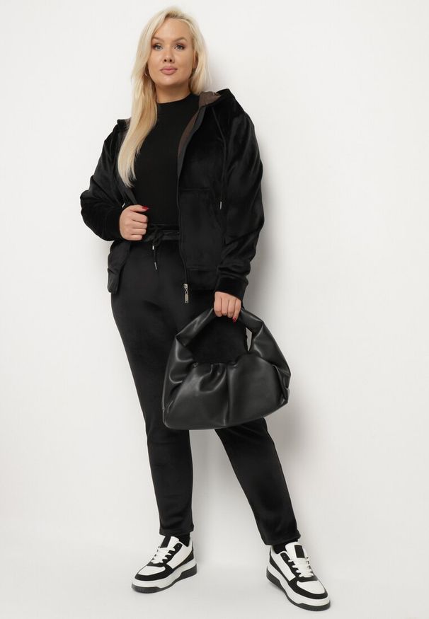 Born2be - Czarny Welurowy Komplet Dresowy z Polarem Spodnie i Bluza Seviona. Kolekcja: plus size. Kolor: czarny. Materiał: dresówka, polar, welur
