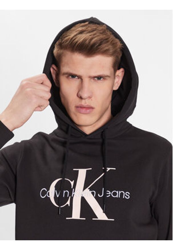 Calvin Klein Jeans Bluza J30J320805 Czarny Regular Fit. Kolor: czarny. Materiał: bawełna