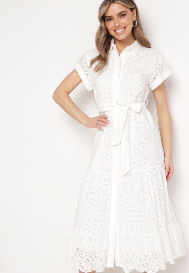 Born2be - Biała Sukienka Bawełniana z Ażurowym Wzorem i Wiązanym Paskiem Kelilena. Okazja: na co dzień. Kolor: biały. Materiał: bawełna. Długość rękawa: krótki rękaw. Wzór: ażurowy. Typ sukienki: rozkloszowane. Styl: casual, retro, elegancki