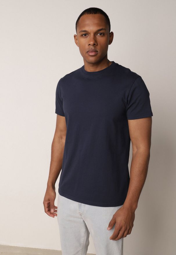 Born2be - Granatowa Gładka Koszulka T-shirt z Bawełny o Prostym Kroju Sarusa. Okazja: na co dzień, na randkę. Kolor: niebieski. Materiał: bawełna. Wzór: gładki. Styl: casual, klasyczny