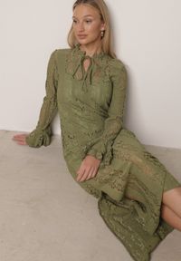 Born2be - Zielona Koronkowa Sukienka o Taliowanym Kroju z Wiązaniem przy Dekolcie Nevellirae. Kolor: zielony. Materiał: koronka. Wzór: koronka. Styl: klasyczny, wizytowy #1