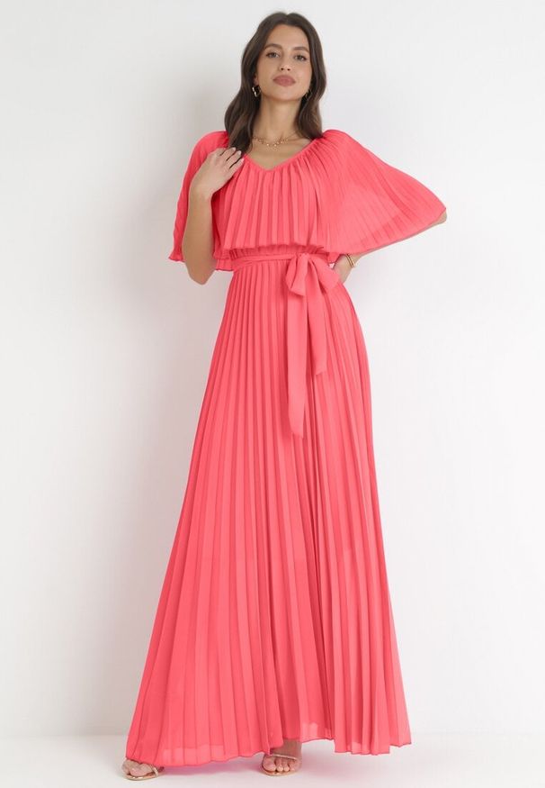 Born2be - Różowa Sukienka Plisowana z Szeroką Falbaną Przy Dekolcie Dinara. Kolor: różowy. Styl: wizytowy. Długość: maxi