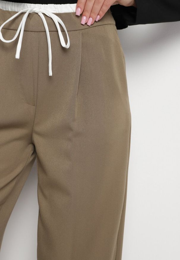 Born2be - Zielone Szerokie Spodnie Ściągane Troczkiem z Suwakiem na Boku Irissiana. Okazja: na co dzień. Kolor: zielony. Materiał: wiskoza, tkanina. Styl: casual, elegancki