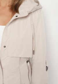 Born2be - Jasnobeżowa Klasyczna Kurtka Parka z Kapturem i Ściągaczem w Talii Tulasira. Okazja: na co dzień. Typ kołnierza: kaptur. Kolor: beżowy. Materiał: jeans. Styl: klasyczny #5