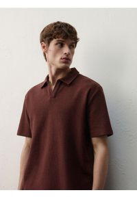 Reserved - Strukturalne polo comfort fit - mahoniowy. Kolor: brązowy. Materiał: dzianina, bawełna