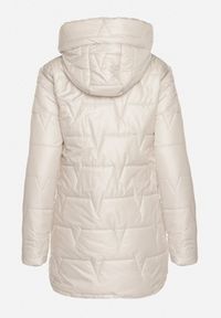 Born2be - Jasnobeżowa Pikowana Kurtka Przejściowa z Bocznymi Suwakami i Kapturem Soralessa. Okazja: na co dzień, do pracy, na spotkanie biznesowe. Kolor: beżowy. Materiał: dzianina, jeans. Długość rękawa: długi rękaw. Długość: długie. Styl: biznesowy, casual #2