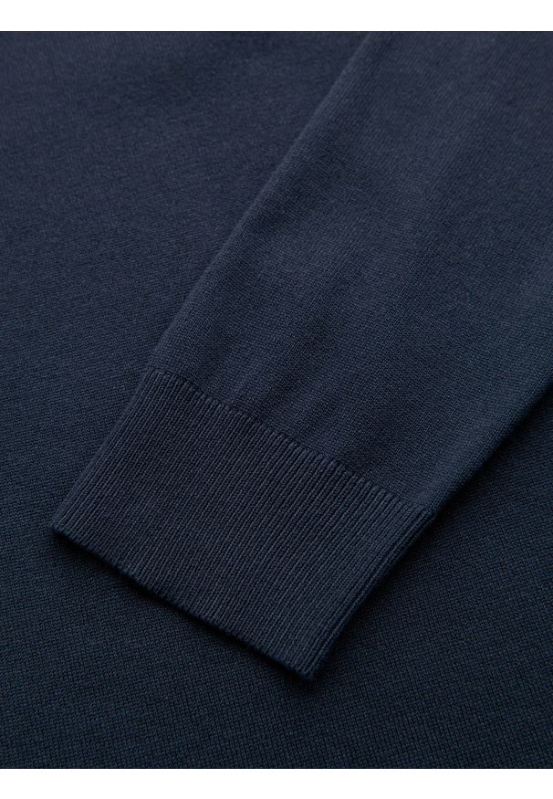 Ombre Clothing - Sweter męski z wiskozą i rozpinanym dekoltem – granatowy V4 OM-SWZS-0124 - XXL. Typ kołnierza: kołnierzyk stójkowy. Kolor: niebieski. Materiał: wiskoza. Wzór: aplikacja, gładki, ze splotem. Styl: elegancki