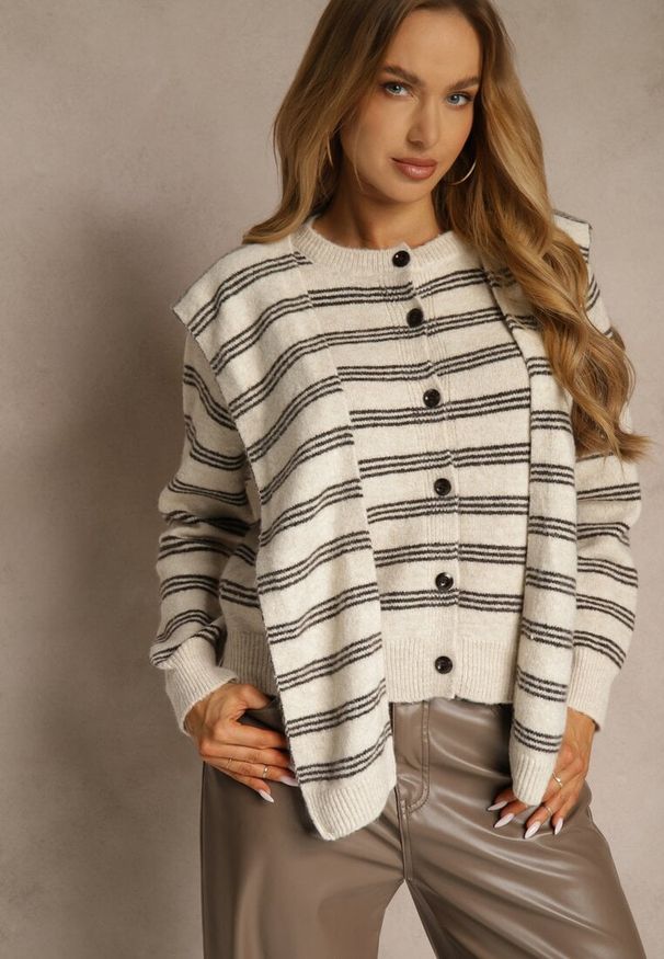 Renee - Beżowy Kardigan z Dodatkiem Wełny Zdobiony Wzorem w Paski i Narzutką Fedira. Okazja: na co dzień. Kolor: beżowy. Materiał: wełna. Długość: krótkie. Wzór: paski, aplikacja. Styl: casual, klasyczny