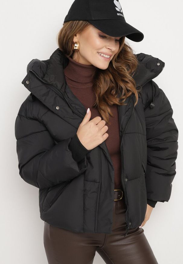 Born2be - Czarna Kurtka Pikowana o Pudełkowym Kroju z Kapturem i Ściągaczami Hediana. Okazja: na co dzień. Typ kołnierza: kaptur. Kolor: czarny. Materiał: jeans, materiał. Długość rękawa: długi rękaw. Długość: długie. Styl: casual, elegancki, sportowy