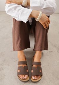 Renee - Brązowe Klapki na Grubej Podeszwie z Imitacją Korka Zapinane na Rzep Nadareida. Okazja: na co dzień. Kolor: brązowy. Sezon: lato. Obcas: na platformie. Styl: boho, wakacyjny, casual #5