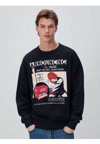 Reserved - Bluza comfort fit z nadrukiem Coca-Cola - czarny. Kolor: czarny. Materiał: dzianina, bawełna. Wzór: nadruk #1