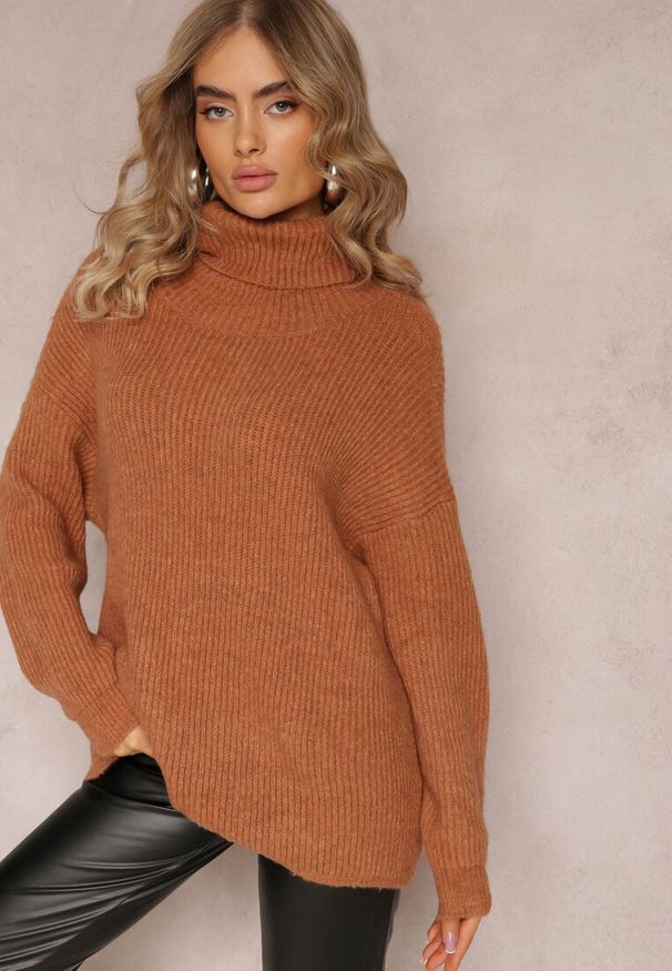 Renee - Ciemnobeżowy Golf Oversize Malia. Okazja: na co dzień. Typ kołnierza: golf. Kolor: brązowy. Materiał: skóra, wiskoza, jeans. Długość rękawa: długi rękaw. Długość: długie. Wzór: ze splotem. Styl: casual