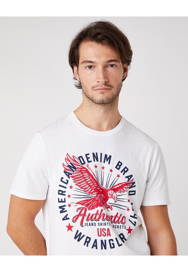 Wrangler - MĘSKI T-SHIRT WRANGLER SS CLASSIC AMERICANA WHITE W7AHD3989 112131341. Okazja: na imprezę, na uczelnię, do pracy. Typ kołnierza: okrągły. Materiał: bawełna, denim, materiał, jeans. Długość rękawa: krótki rękaw. Długość: krótkie. Wzór: napisy, aplikacja, nadruk. Sezon: lato. Styl: klasyczny