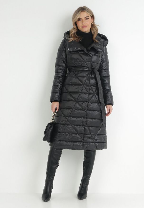 Born2be - Czarna Kurtka Pikowana z Wiązanym Paskiem Sinee. Kolekcja: plus size. Kolor: czarny. Materiał: tkanina, materiał. Styl: klasyczny