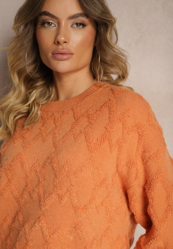 Renee - Pomarańczowy Luźny Sweter o Pudełkowym Kroju i Tłoczonym Splocie ze Ściągaczami Elomara. Okazja: na co dzień. Kolor: pomarańczowy. Materiał: jeans. Wzór: ze splotem. Styl: elegancki, casual