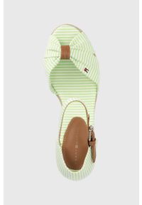 TOMMY HILFIGER - Tommy Hilfiger sandały HIGH WEDGE SEERSUCKER damskie kolor zielony na koturnie FW0FW07158. Zapięcie: klamry. Kolor: zielony. Materiał: guma. Obcas: na koturnie #4