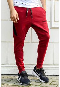 IVET - Męskie spodnie GRAM RED. Stan: obniżony. Kolor: czerwony. Materiał: materiał. Styl: sportowy #1