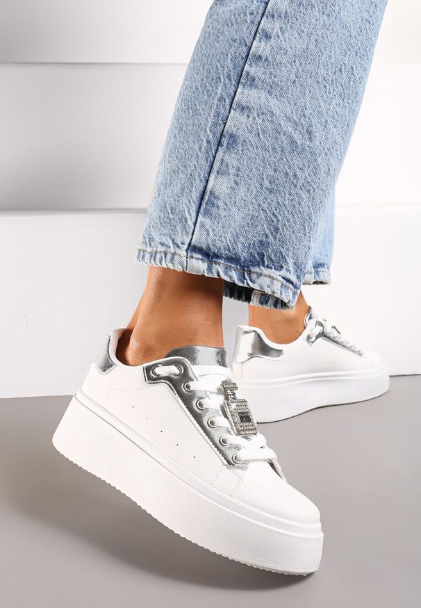 Born2be - Biało-Srebrne Sneakersy z Metaliczną Ozdobą z Cyrkoniami przy Sznurówkach Awenttes. Okazja: na co dzień. Kolor: biały. Wzór: aplikacja