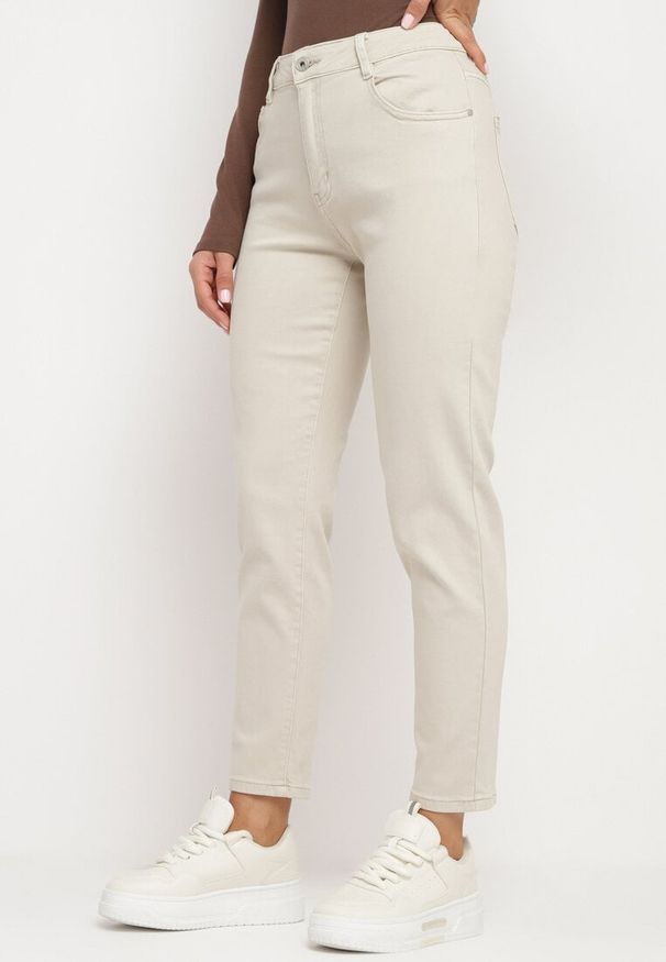 Born2be - Beżowe Jeansy Mom Fit z Wysokim Stanem Marzia. Okazja: na co dzień. Stan: podwyższony. Kolor: beżowy. Styl: casual